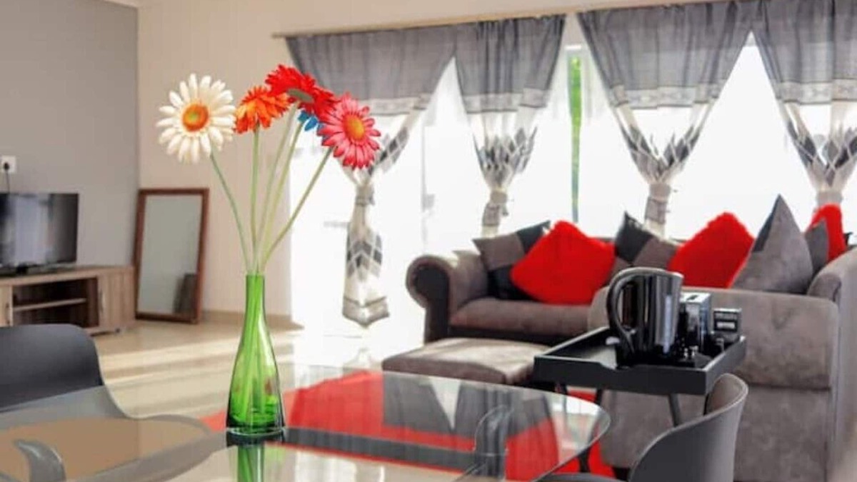 Newcastle House | Elegant Poolside Retreat: 2-Bed Luxury Guesthousen