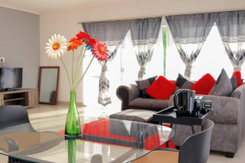 Newcastle Apartment | Elegant Poolside Retreat 2-Bed Luxury Guesthouse