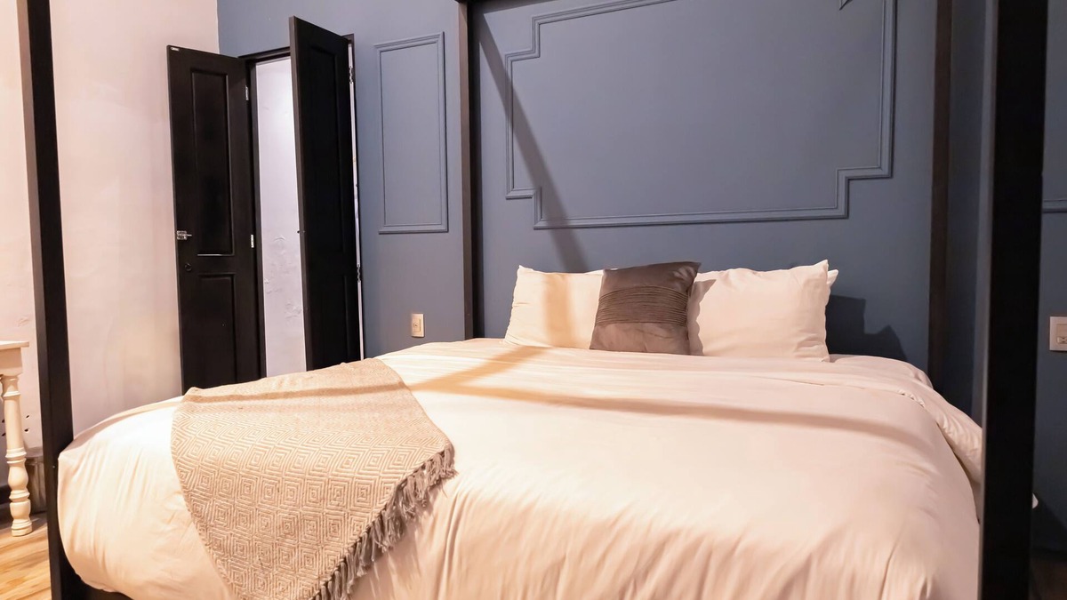 La Cruz Bed & Breakfast | Elegant room in Querétaro's Historic Center