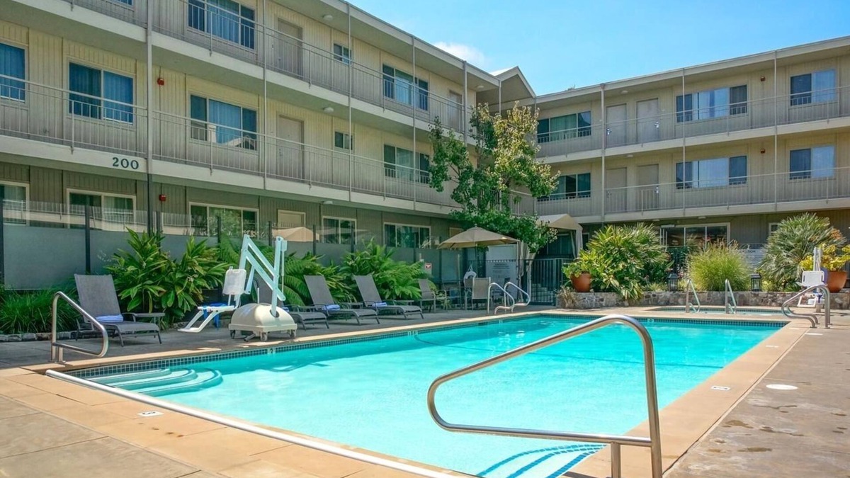 Corte Madera Hotel | Elegant Retreat | Near Golden Gate | Outdoor Pool | Free Parking | BBQ Area