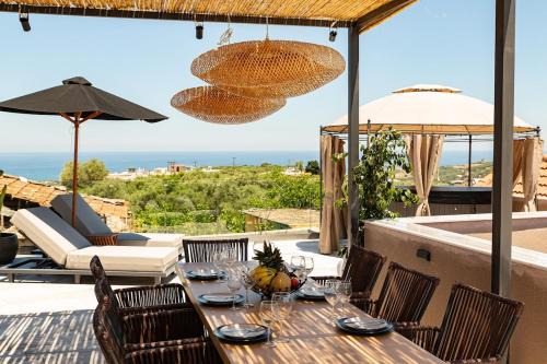 Episkopi House | Elegant Roof Deck House with Jacuzzi