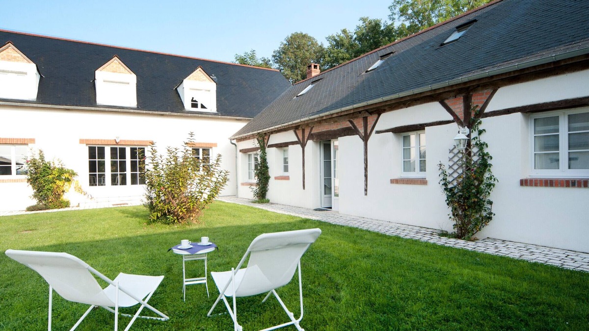 Guilly Bed & Breakfast | Elegant room by the Loire, near Paris