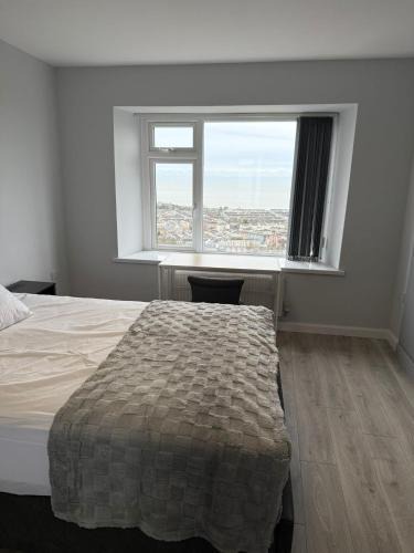 Skewen House | Elegant room with sea and garden view in Swansea city centre