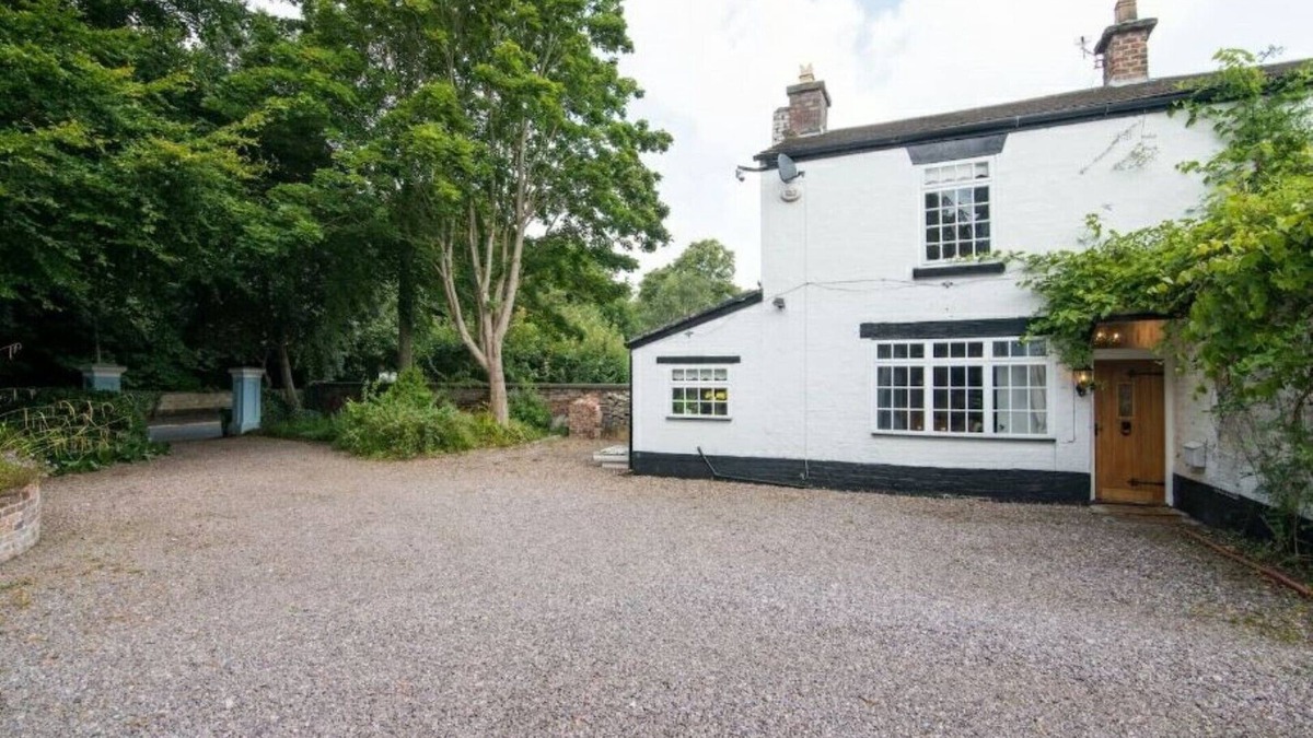 Liverpool House | *Elegant Spacious Holiday Home in private park*