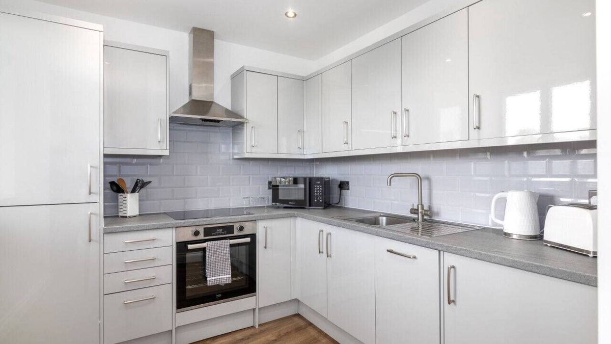 Brentwood Apartment | Elegant, Spacious , Luxury 2 bed, apartment with Parking