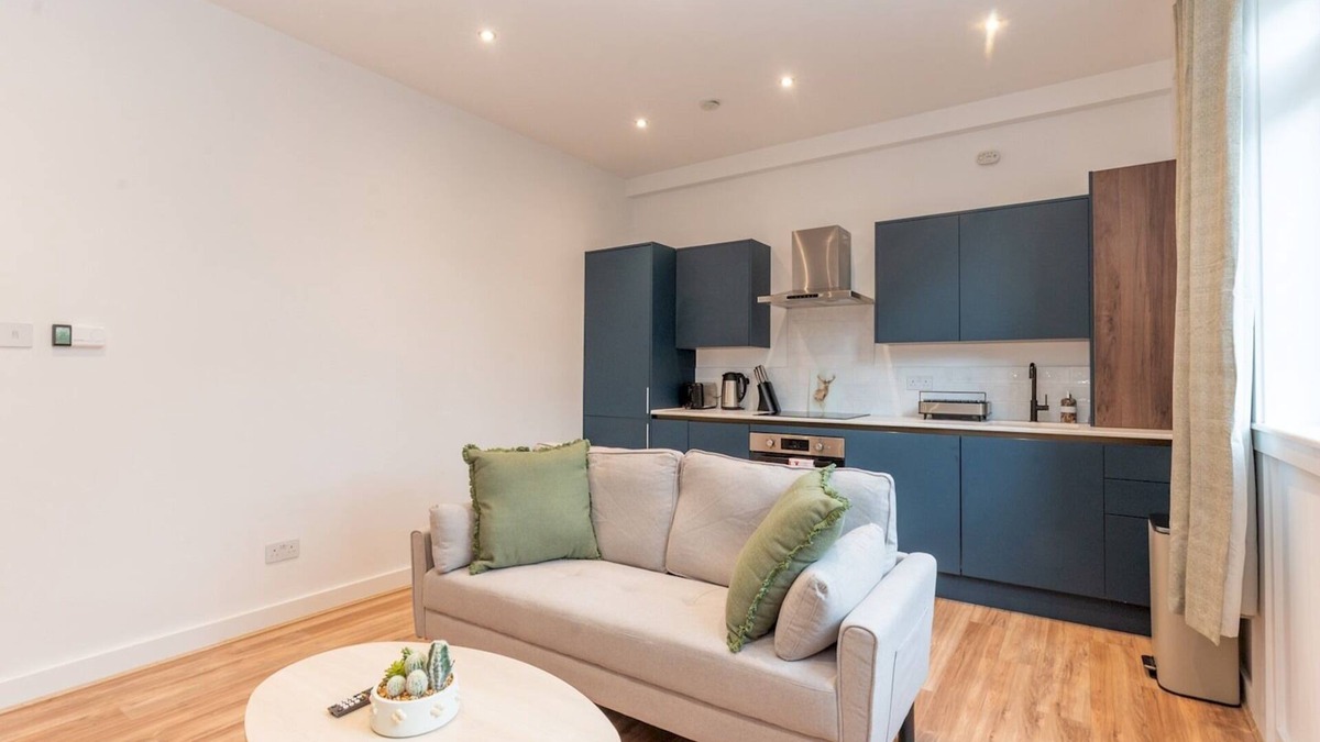 Twickenham Riverside Apartment | Elegant St Margarets 1BR near Transport, London | Pass the Keys