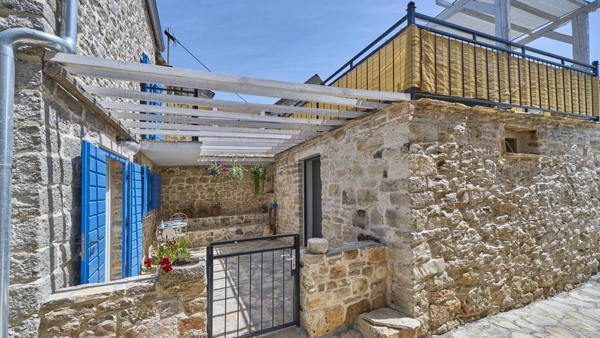 Srednje Selo Villa | Elegant Stone House with Jacuzzi, Terrace-2Bedroom