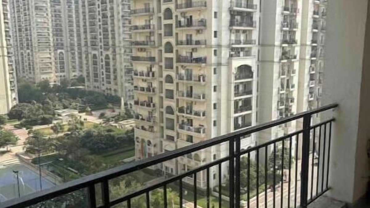 New Delhi Apartment | Elegant Studio Apt in DLF CapitalGreen West Delhi