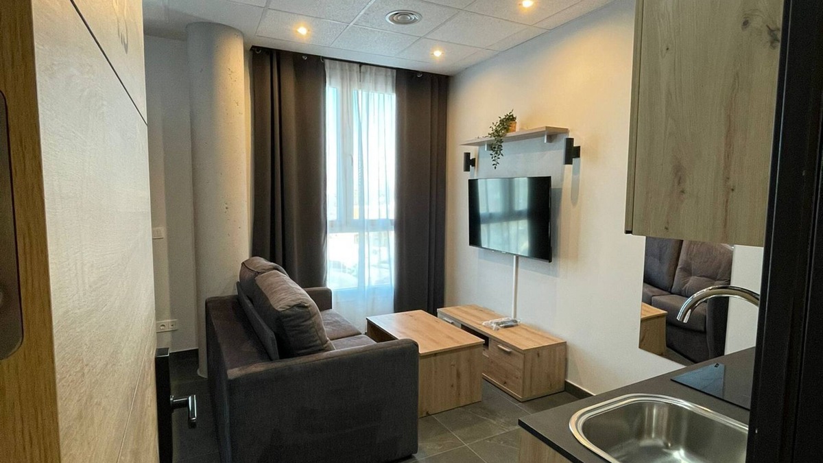 Parla Apartment | Elegant Studio with Digital Keyless Access 4.3