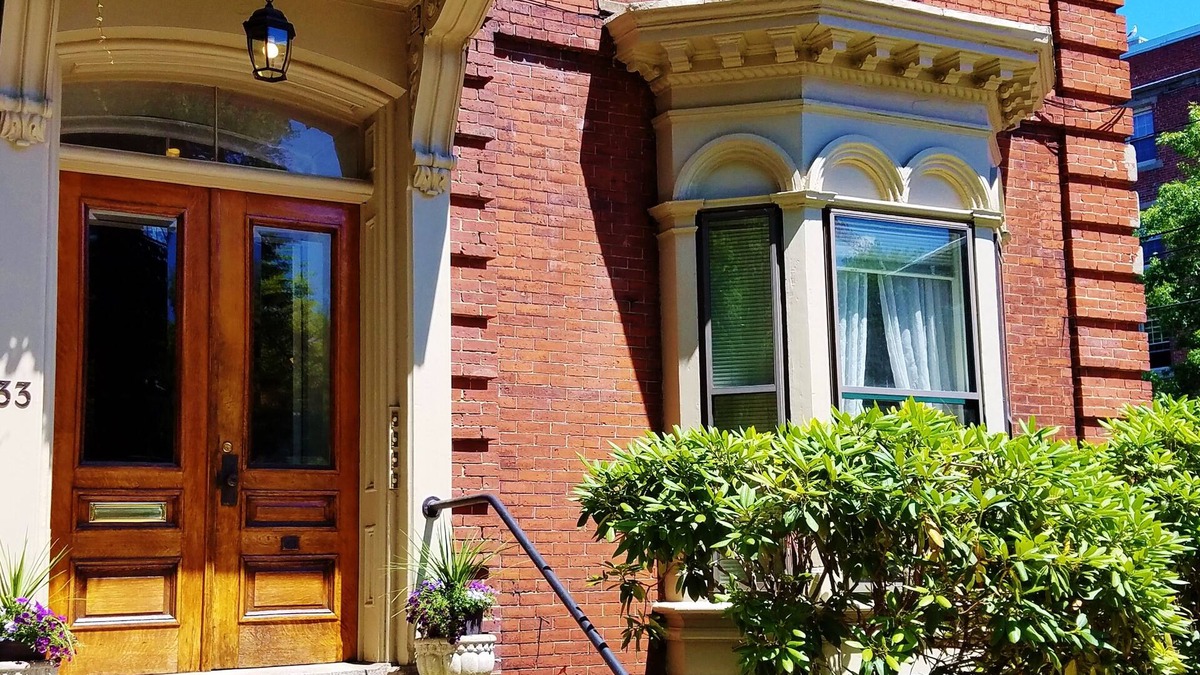 Parkside Apartment | Elegant, Sunny, 2 Bedroom Townhouse Apartment, in the Heart of Downtown Portland