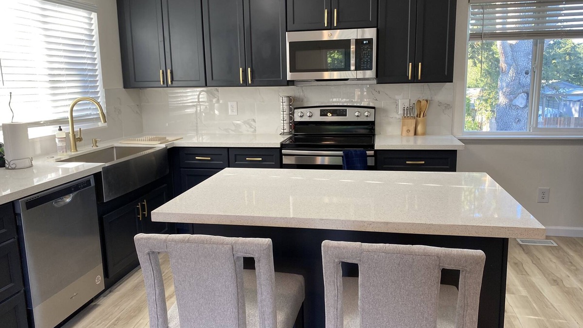 Eastside Apartment | Elegant three bedroom unit with two bathrooms