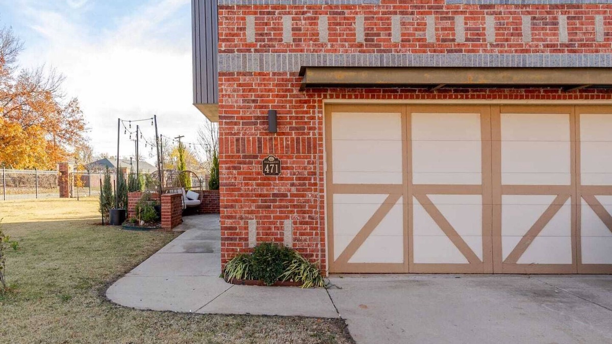 Edmond House | Elegant Townhome w/Rooftop Jacuzzi & Private Gym - downtown Edmond