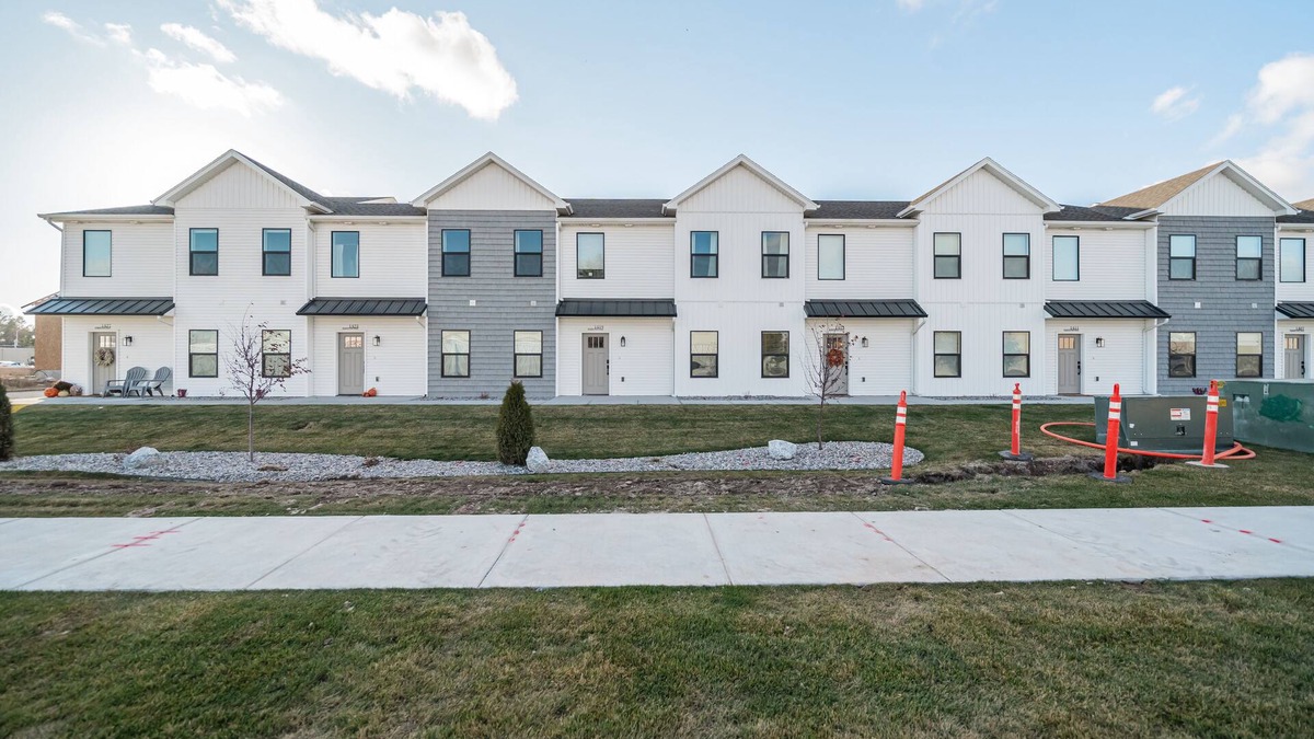 Ammon House | Elegant Townhouse in Ammon, Idaho