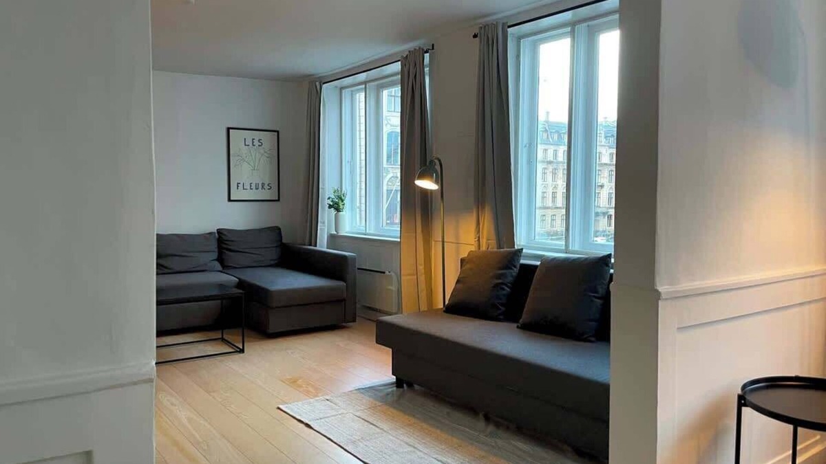 Indre By Apartment | Elegant Townhouse - Steps from Amalienborg