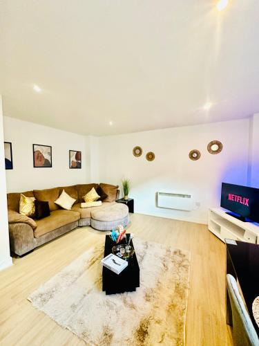 The Westside Apartment | Elegant Two Bedroom Apartment In the Centre with Parking and Garden