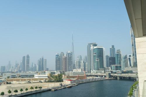 Al Safa Apartment | Elegant unit in Al Wasl sleeps 4 with Canal Views