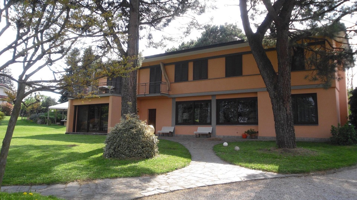Cremnago Villa | Elegant villa surrounded by a large garden available to guests