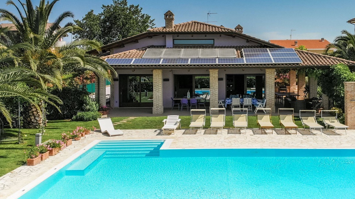 San Costanzo Villa | Elegant Villa with pool with whirlpool area, located in San Costanzo, only 5 km from the sea