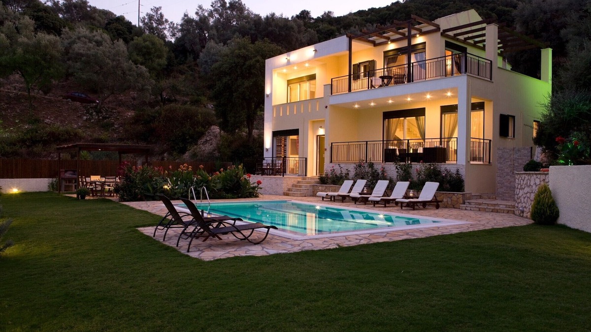 Mikros Gialos Villa | Elegant villa with beautiful view and private pool 100 m from the beach