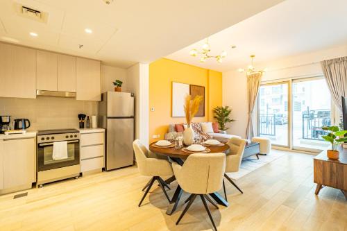 Abu Dhabi Apartment | Elegant Yas Retreat - 5 min from Ferrari, SeaWorld, Formula 1, Warner Bros, Etihad Arena - Heart of Waters Edge - Waterfront Community