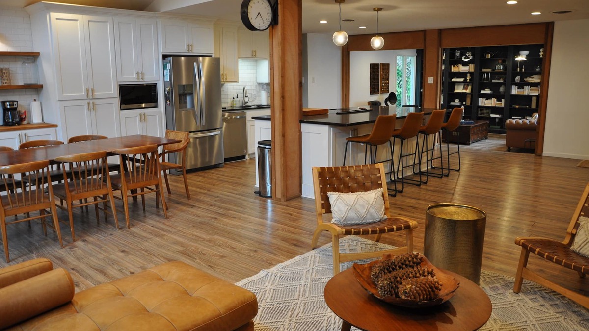 Woodway House | Elegantly Designed Mid-Century Modern Home Near Magnolia