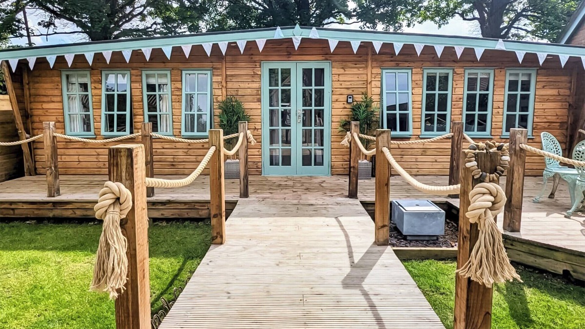 Mayfield Cottage | Elegantly finished lodge with a private, decked garden.