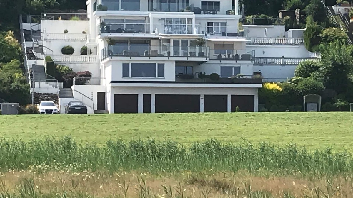 Freienbach Apartment | Elegantly furnished lake property near Zürich