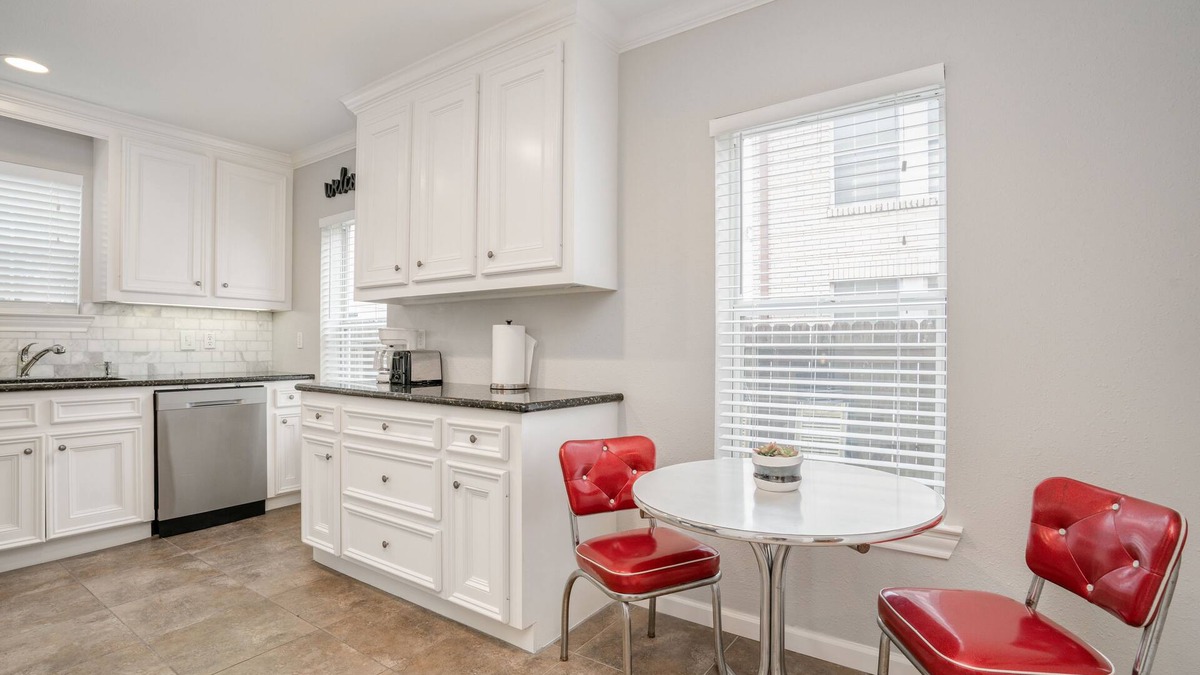 South Central Houston House | Elegantly Renovated Historic Colonial Home Texas Medical Center/Museum District