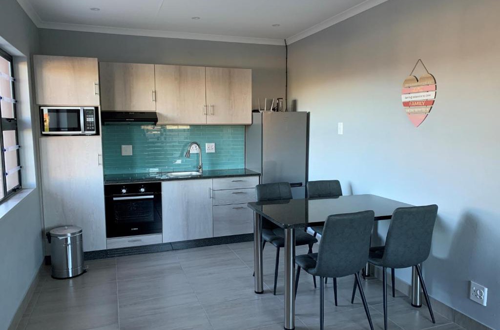 Moses Kotane House | Elephant House, 2 bedroom House, Next to Pilanesberg and Sun City