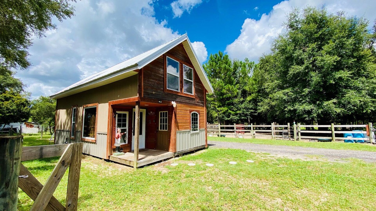 Harold Cottage | ELET Cottage, Horse Encounter - Farm Stay, Loft Cabin, 35 Mins to Beach