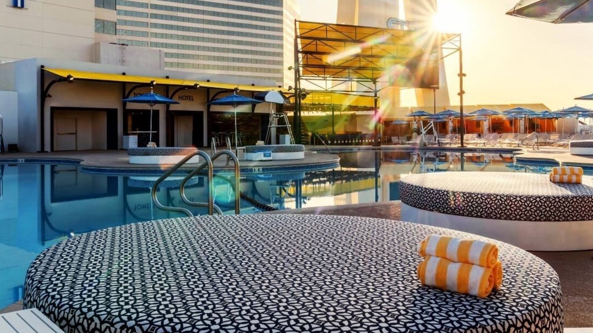 Gateway District Hotel | Elevate 1 King at The STRAT Hotel, Casino & Tower