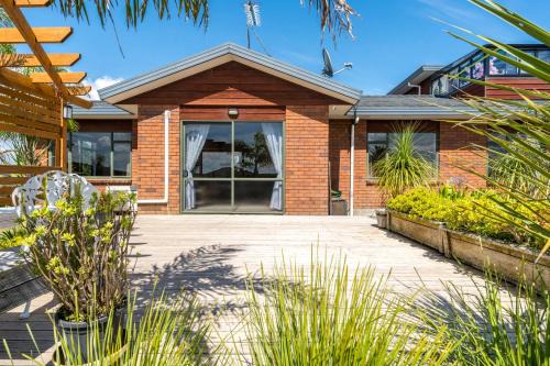Henderson House | Elevated Family Sized Guest-house with Beautiful Views
