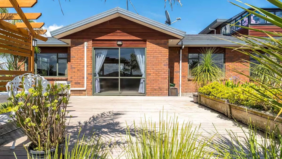 Henderson House | Elevated Family Sized Guest-house with Beautiful Views