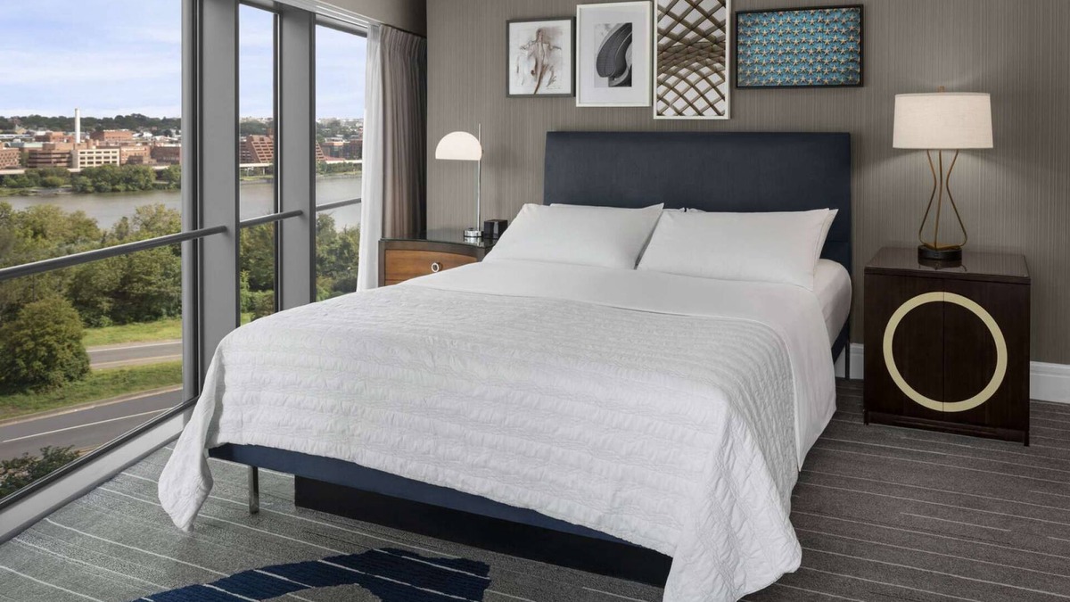 North Rosslyn Hotel | Elevated Stay | Riverfront Dining. Fitness Gym.