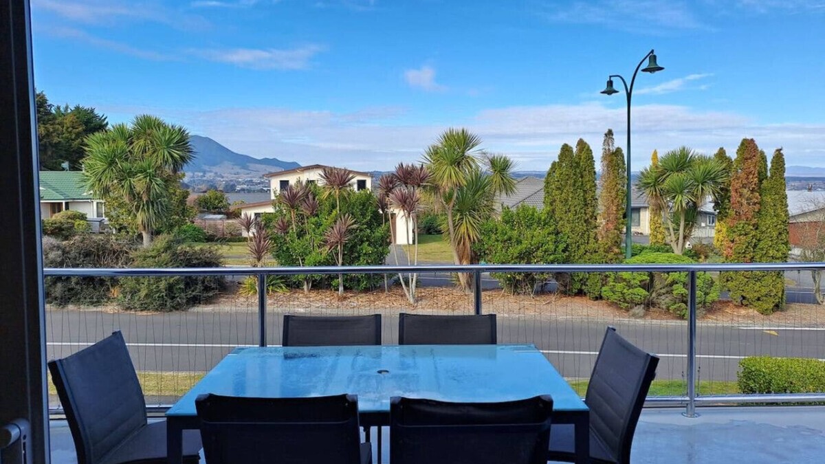 Nukuhau House | Elevated Taupo Views – Modern Family Home