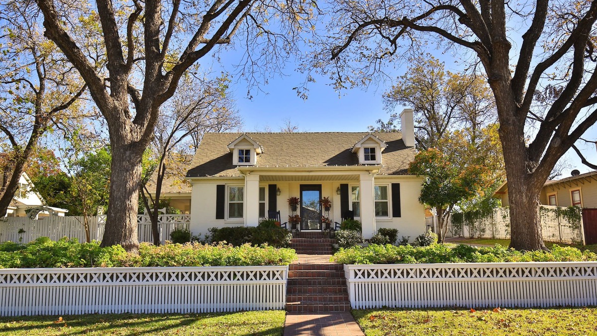 Sayles Blvd. Area House | Eleven09-A Fine Guest Experience in the Sayles/Highland Historic District