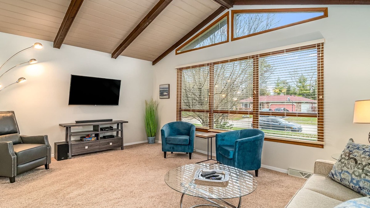 Elgin House | Elgin FHS Rental - Greenridge Dr