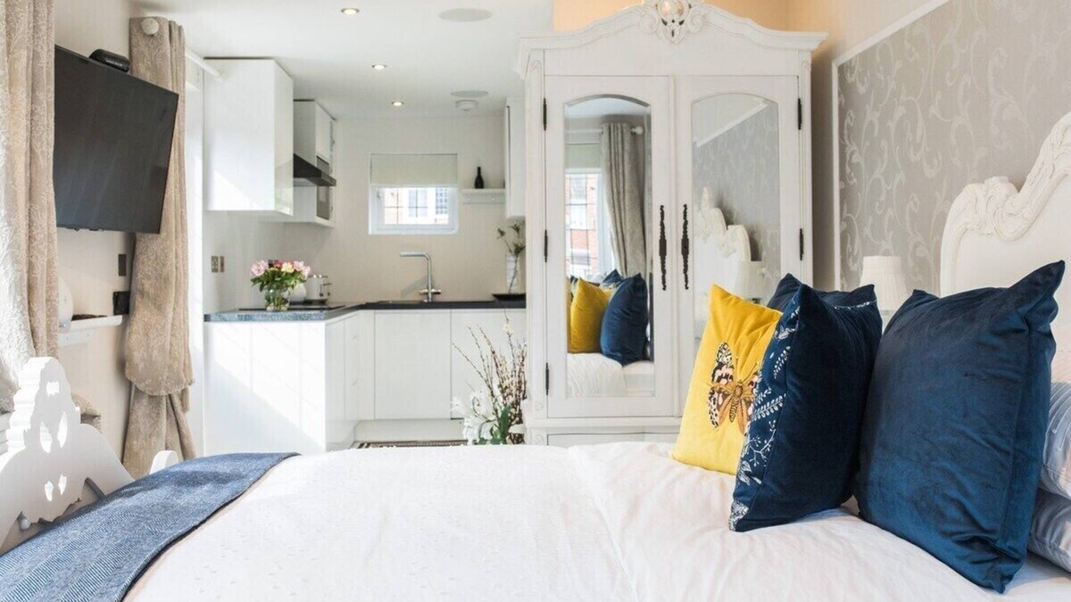 Bexley House | "Elimonn Bloom, comfort and luxury"