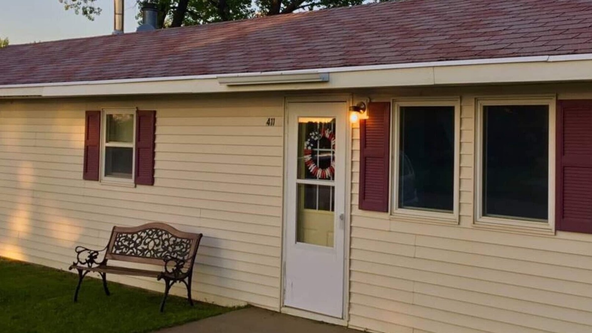 New Salem House | Elisha's Place ~ Close to I-94