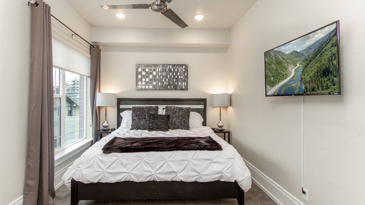 North Park Apartment | ★ Elite 1 Bedroom Suite ★ 400+Wi-Fi★King Bed★ BYU★