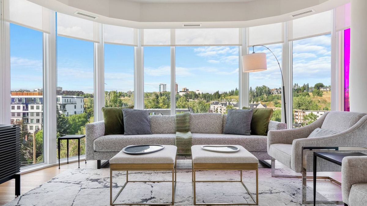 Hillhurst Apartment | Elite Urban Living: 3BR w/DT Views, AC & Parking