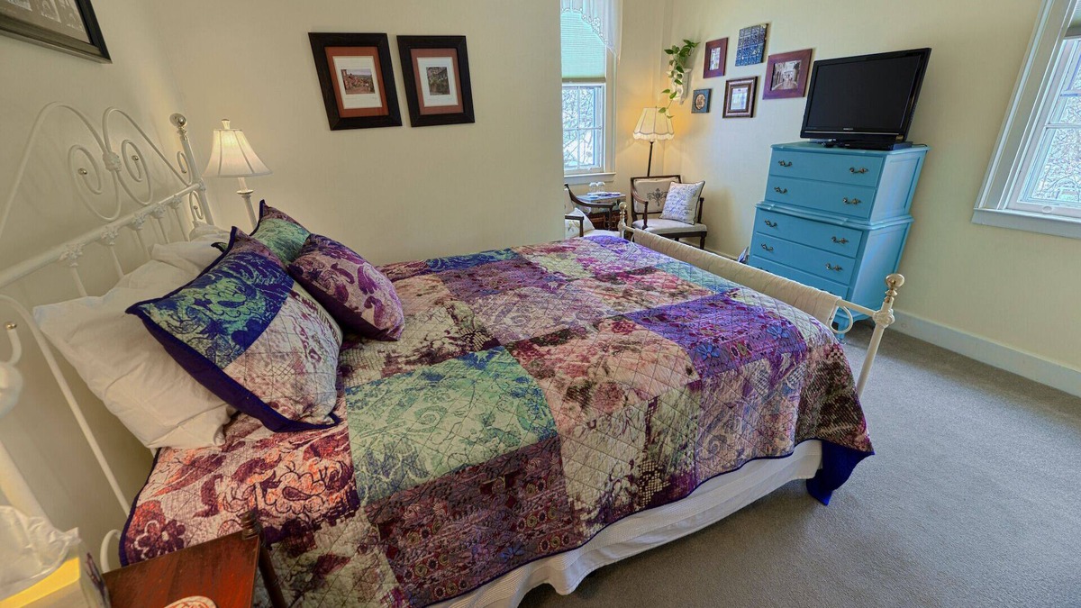 Canandaigua Bed & Breakfast | Elizabeth's Retreat - Garden View