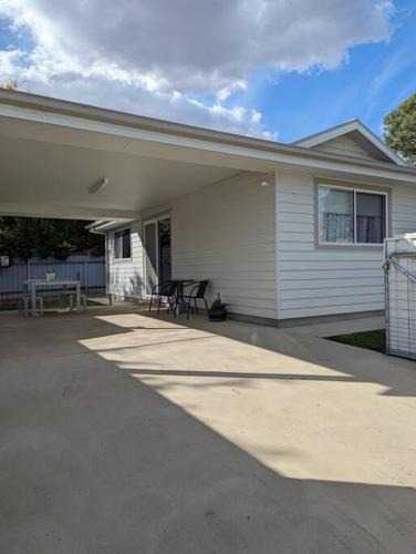 Junee Villa | Elizabeth Street Guesthouse