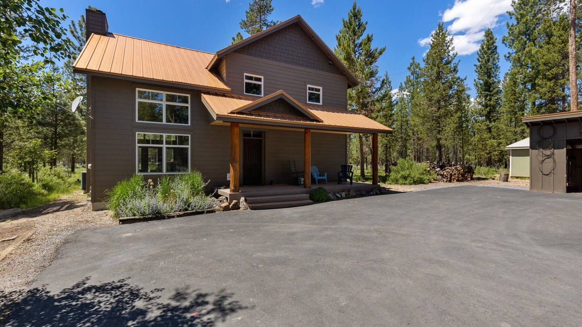 Sunriver House | Elk Cabin Getaway! Hot Tub ~ Private access to Deschutes River ~ Fireplace