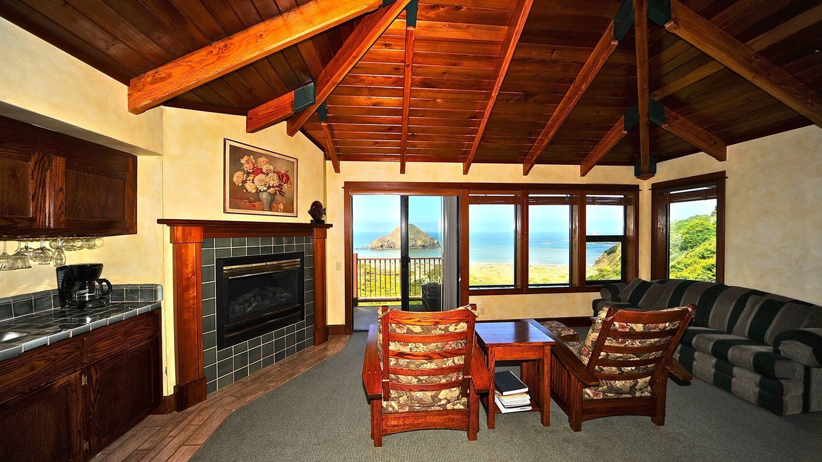 Elk Bed & Breakfast | Elk Cove Inn & Spa Jacuzzi Pet Friendly sleeps4 Champaign B fast Ocean View