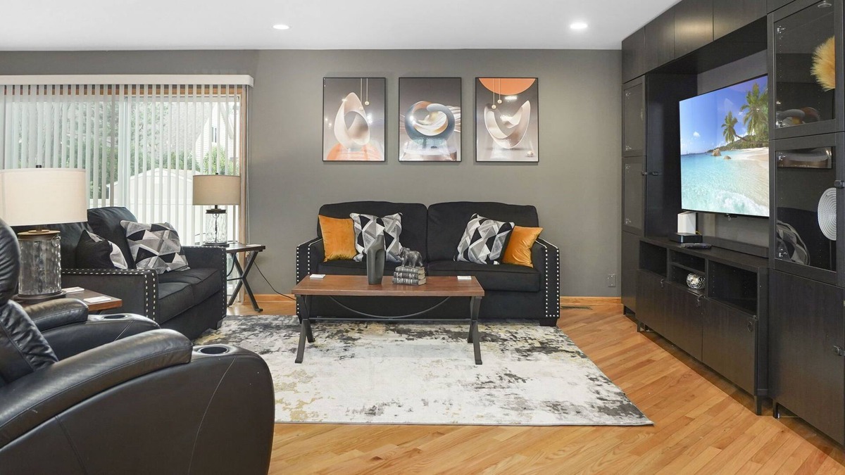 Elk Grove Village House | Elk Grove Village FHS Rental - Kingsbridge Rd