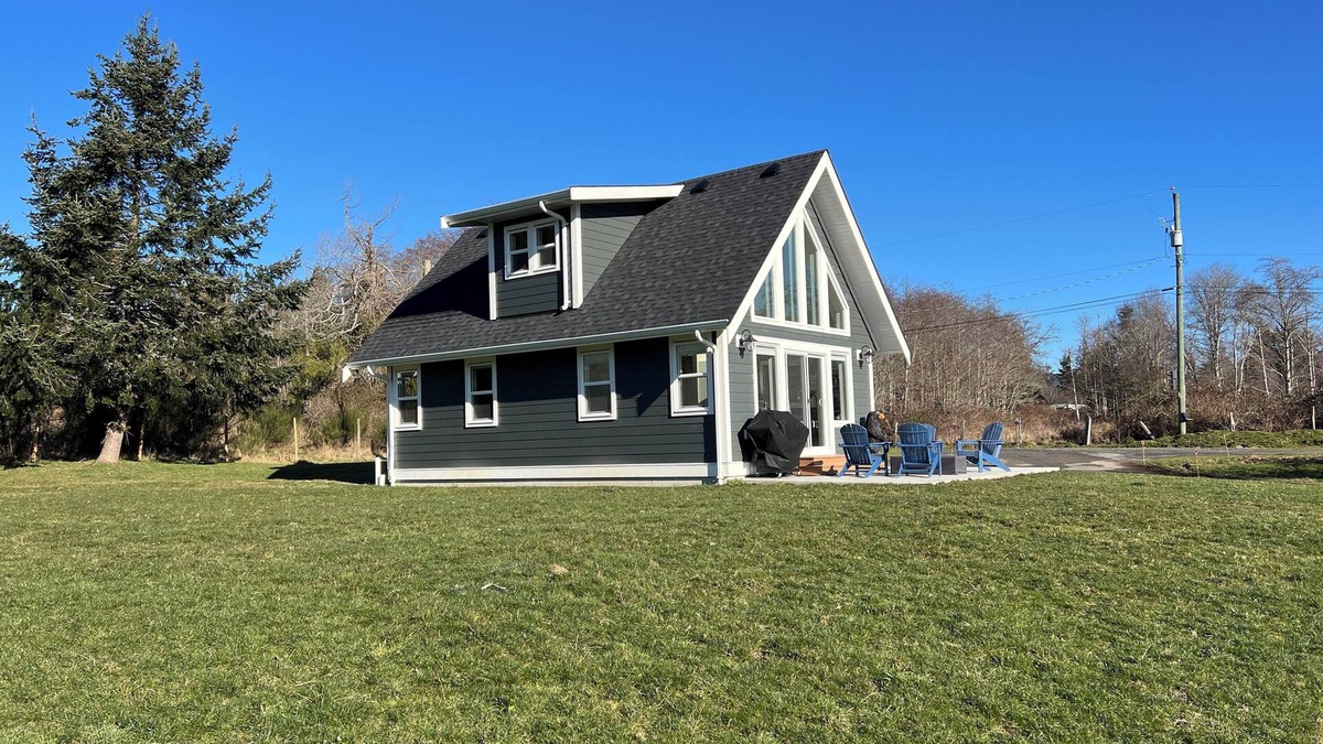 Sooke House | Elk Lodge in Sooke