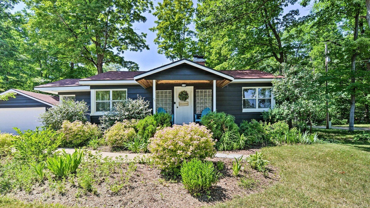 Elk Rapids House | Elk Rapids Bungalow | Garden | Firepit | AC