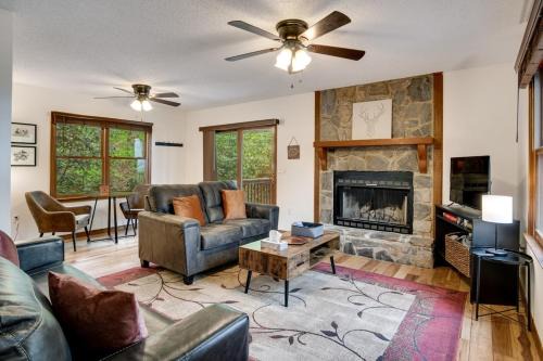 Maggie Valley House | Elk Ridge Retreat -Hot Tub- Firepit-Fireplace
