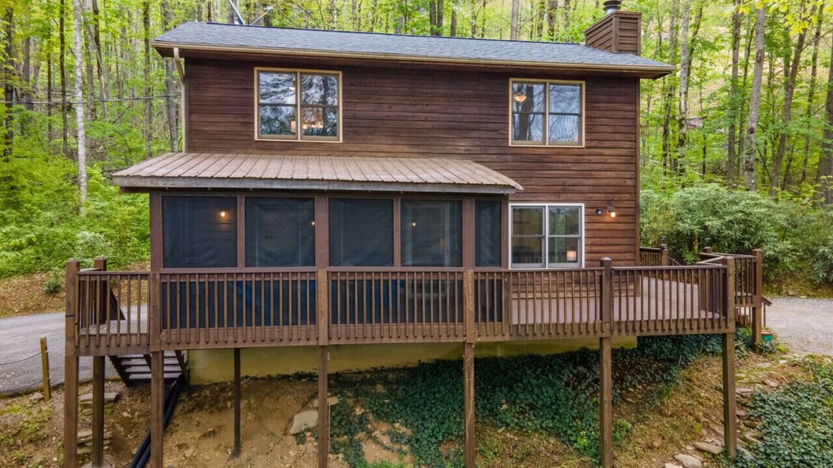Maggie Valley Cabin | Elk Ridge Retreat -Hot Tub- Firepit-Fireplace